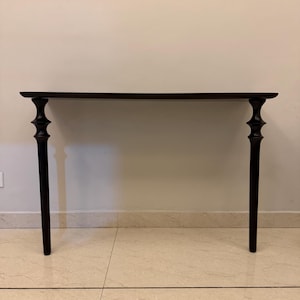 Handgemaakte zwarte houten consoletafel | Moderne minimalistische entree | Smalle gangtafel | Massief houten meubels