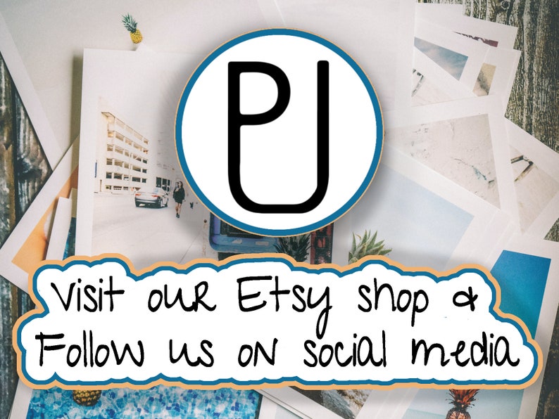 Pode incluir: Um close-up de uma placa branca e azul com o texto "Visite nossa loja Etsy & Siga-nos nas redes sociais". A placa &eacute; cercada por v&aacute;rias fotos e abacaxis.