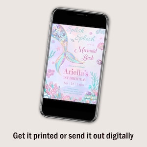K&ouml;nnte beinhalten: Ein Smartphone zeigt eine Einladung zum Geburtstag mit Meerjungfrauen-Motiv. Die Einladung zeigt eine Meerjungfrauenschwanz, Korallen und den Text "Splish Splash It's a Mermaid Bash". Die Einladung ist f&uuml;r Ariellas 1. Geburtstag, 12. September, 14-16 Uhr.