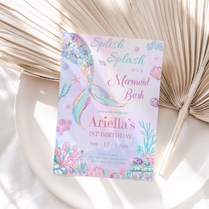 Puede incluir: Una invitación de cumpleaños con temática de sirenas en colores pastel. La invitación presenta una cola de sirena, las palabras "Splish Splash, It's a Mermaid Bash", y el nombre "Ariella's" con los detalles de la fiesta.
