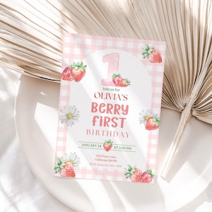 Puede incluir: Invitación rosa y blanca con estampado de cuadros para el primer cumpleaños de Olivia. La invitación presenta el texto "Olivia's Berry First Birthday" con ilustraciones de fresas y margaritas. También se incluye la fecha y la hora.