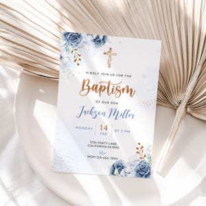 Op de afbeelding: Doopuitnodiging met een aquarelontwerp. De uitnodiging bevat de woorden "Doop van onze zoon Jackson Miller" in elegant schrift. Het ontwerp bevat blauwe bloemaccenten en een gouden kruis.