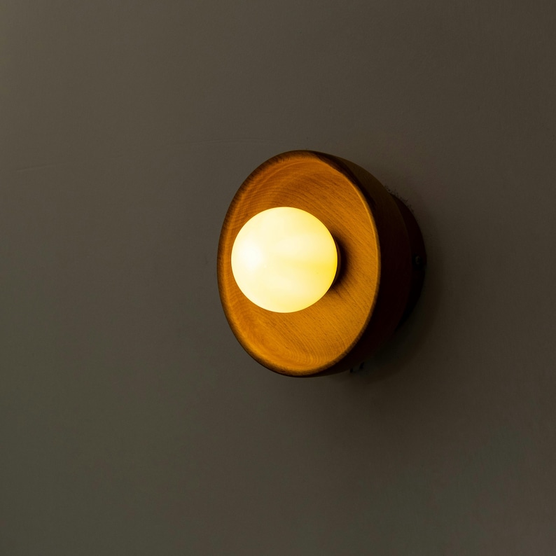 Rund vägglampa i valnöt, väggbelysning för heminredning, organisk rustik vägglampa, modern boho väggbelysning, skandinavisk vägglampa bild 3
