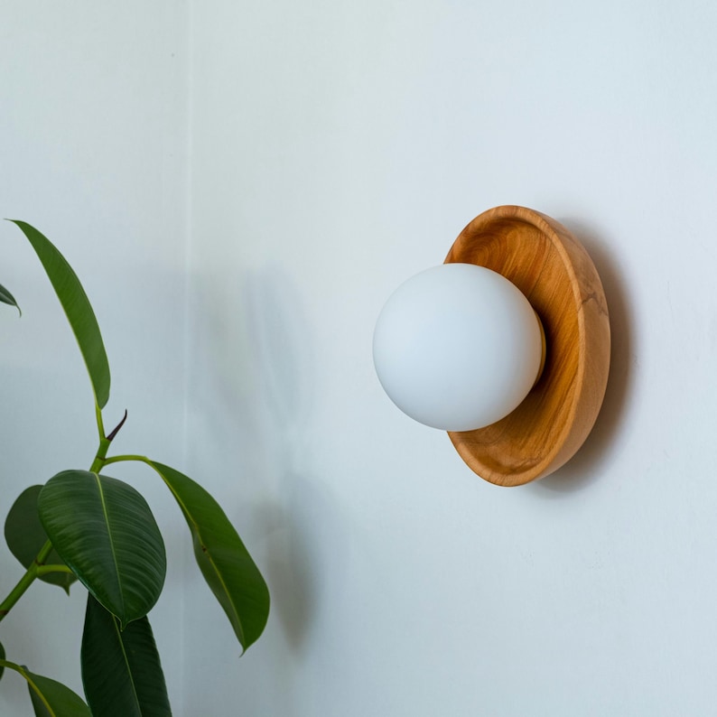 Rund vägglampa i valnöt, väggbelysning för heminredning, organisk rustik vägglampa, modern boho väggbelysning, skandinavisk vägglampa bild 5
