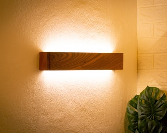 Lámpara de pared lineal de madera minimalista de nogal, aplique de pared de madera, luz LED de pared de madera de nogal, aplique industrial regulable, 20x3x2 pulgadas