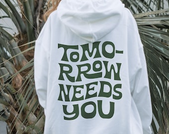 Mañana te necesita sudadera con capucha sin número / sudadera de salud mental / sudadera con capucha de moda / camisa de salud mental sudadera con capucha de moda con palabras en la espalda
