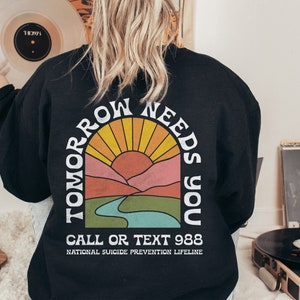 Tomorrow Needs You Felpa girocollo Dark / Felpa per la salute mentale / Felpa con cappuccio alla moda / Felpa con cappuccio estetica / Camicia per la salute mentale