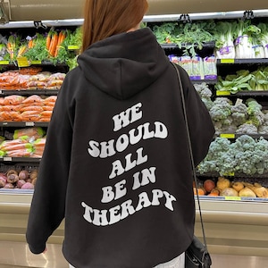 Wir sollten alle in der Therapie Psychische Gesundheit Sweatshirt Psychische Gesundheit Hoodie Angsttherapie Sweatshirt Depression Hoodie mit Worten auf dem Rücken