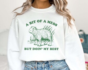Un poco de lío pero haciendo mi mejor capibara Sudadera Vintage Salud mental Sudadera con capucha Ansiedad Depresión Camisa irónica Coqueta Raro cuento de hadas