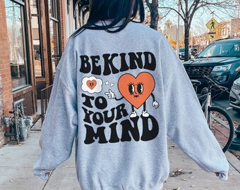 Soyez gentil avec votre esprit ALT Mental Health Sweatshirt Mental Health Shirt VSCO Sweatshirt Y2k Hoodie Self Care Sweatshirt avec des mots sur le dos