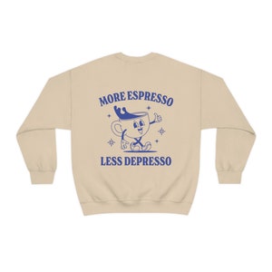 More Espresso Less Depresso Sudadera divertida de salud mental Sudadera de depresión Retro Trendy Estética Crewneck Coffee Lover Sudadera imagen 6