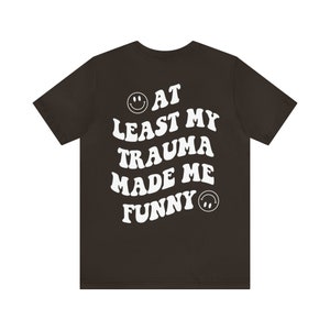 Mijn trauma maakte me tenminste grappig Front Mental Health Shirt PTSD Shirt Angst Depressie ADHD Therapie Shirt Therapeut School Psycholoog afbeelding 7