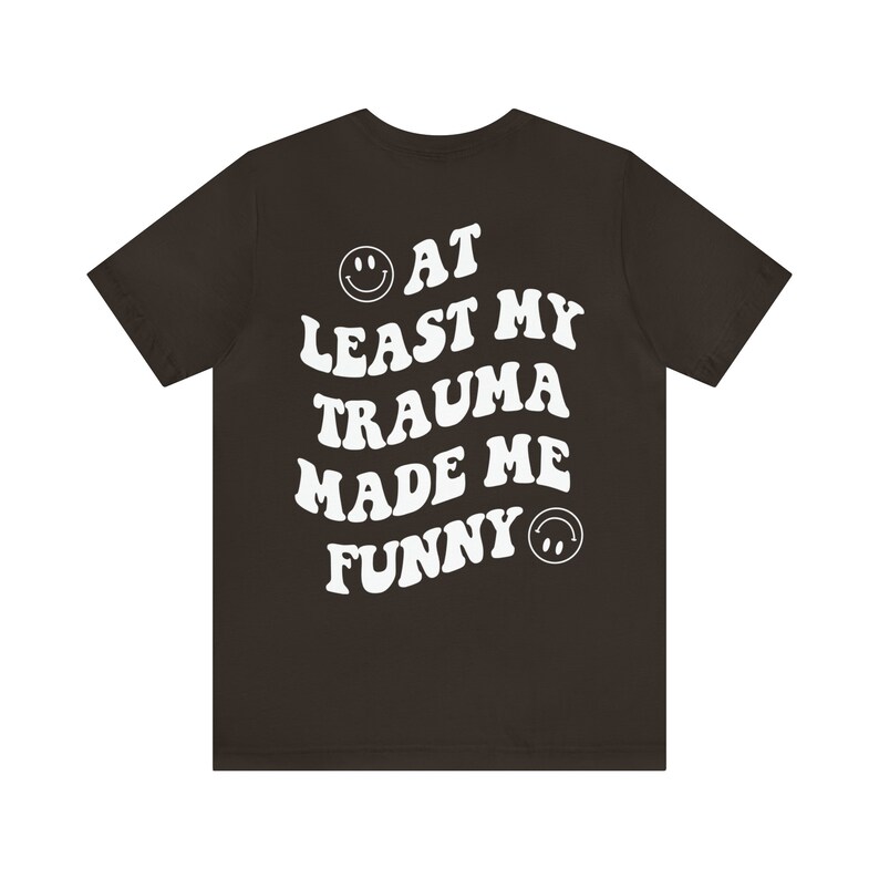 Mijn trauma maakte me tenminste grappig Front Mental Health Shirt PTSD Shirt Angst Depressie ADHD Therapie Shirt Therapeut School Psycholoog afbeelding 7