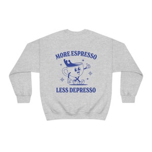More Espresso Less Depresso Sudadera divertida de salud mental Sudadera de depresión Retro Trendy Estética Crewneck Coffee Lover Sudadera imagen 8
