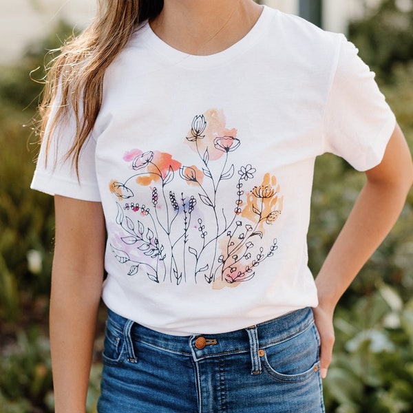 T-shirt floral | | de tee de fleurs sauvages Aquarelle Tshirt | Chemise Boho | Chemise florale pour femme | Tee-shirt floral graphique |  Cadeau pour les femmes