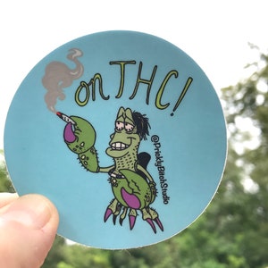 Imã colorido / Sobre THC! - decalque engraçado de erva daninha 420, pequeno caranguejo, amiga sereia fumando maconha, frutos do mar defumados, embaixo de um baseado.
