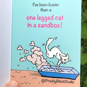 Kattenwenskaart met envelop. "Sorry dat ik al een tijdje niet heb gebeld, ik heb het drukker dan een eenpotige kat in een zandbak" 13,9 x 10,7 cm