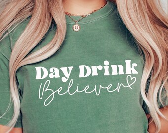 SVG "Day Drink Believer": PNG divertido sobre alcohol, diseño para viaje de chicas (descarga digital)