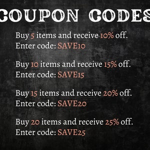 Puede incluir: Pizarra negra con texto blanco que enumera c&oacute;digos de cup&oacute;n para descuentos en compras. Compra 5 art&iacute;culos y recibe un 10% de descuento, ingresa el c&oacute;digo SAVE10. Compra 10 art&iacute;culos y recibe un 15% de descuento, ingresa el c&oacute;digo SAVE15. Compra 15 art&iacute;culos y recibe un 20% de descuento, ingresa el c&oacute;digo SAVE20. Compra 20 art&iacute;culos y recibe un 25% de descuento, ingresa el c&oacute;digo SAVE25.
