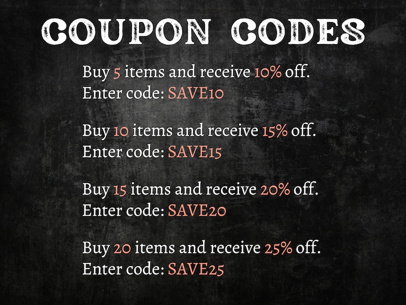 Puede incluir: Pizarra negra con texto blanco que enumera c&oacute;digos de cup&oacute;n para descuentos en compras. Compra 5 art&iacute;culos y recibe un 10% de descuento, ingresa el c&oacute;digo SAVE10. Compra 10 art&iacute;culos y recibe un 15% de descuento, ingresa el c&oacute;digo SAVE15. Compra 15 art&iacute;culos y recibe un 20% de descuento, ingresa el c&oacute;digo SAVE20. Compra 20 art&iacute;culos y recibe un 25% de descuento, ingresa el c&oacute;digo SAVE25.