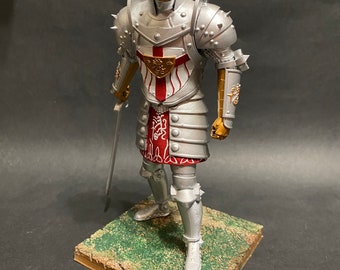 Estatua de armadura de paladín en posición de lucha con una mano inspirada en el juego Gothic 2