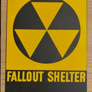 Letrero de refugio antiaéreo de la Defensa Civil de la década de 1960: auténtico objeto de colección de la época de la Guerra Fría.