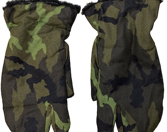 Könnte beinhalten: Ein Paar grüne, schwarze und braune Tarn-Handschuhe mit Fleece-Futter.