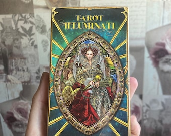 Puede incluir: Una baraja de cartas del tarot titulada "Tarot Illuminati" con una ilustración detallada de una figura real con un vestido enjoyado. La caja tiene un diseño verde azulado y dorado con el nombre del autor, Erik C. Dunne, en la parte inferior.