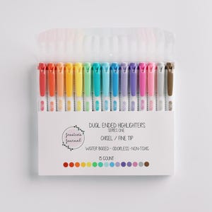 Könnte beinhalten: Ein Set mit 15 doppelseitigen Markern in einem Regenbogen von Farben. Die Marker haben eine abgeschrägte Spitze und eine feine Spitze. Sie sind wasserbasiert, geruchlos und ungiftig.