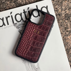 Coque pour iPhone en cuir bordeaux, texture croco, cadeau pour elle, coque de téléphone personnalisée, coque en cuir de veau initiales, housse pour femme, coque bordeaux