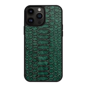 Op de afbeelding: Een smartphonehoesje met een getextureerd, diep smaragdgroen slangenleerpatroon. Het hoesje heeft een zwarte rand en een uitsparing voor een camerasysteem met drie lenzen aan de linkerbovenkant, voorzien van een gedetailleerd schubbenpatroon.
