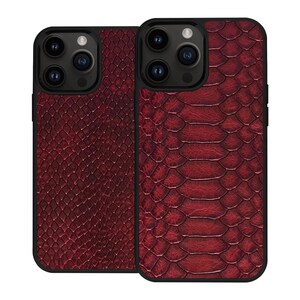 Pode incluir: Duas capas de smartphone com um padr&atilde;o de pele de cobra bord&ocirc;. As capas t&ecirc;m uma borda preta e s&atilde;o projetadas para caber em um telefone com v&aacute;rias lentes de c&acirc;mera. O design texturizado confere um visual &uacute;nico.