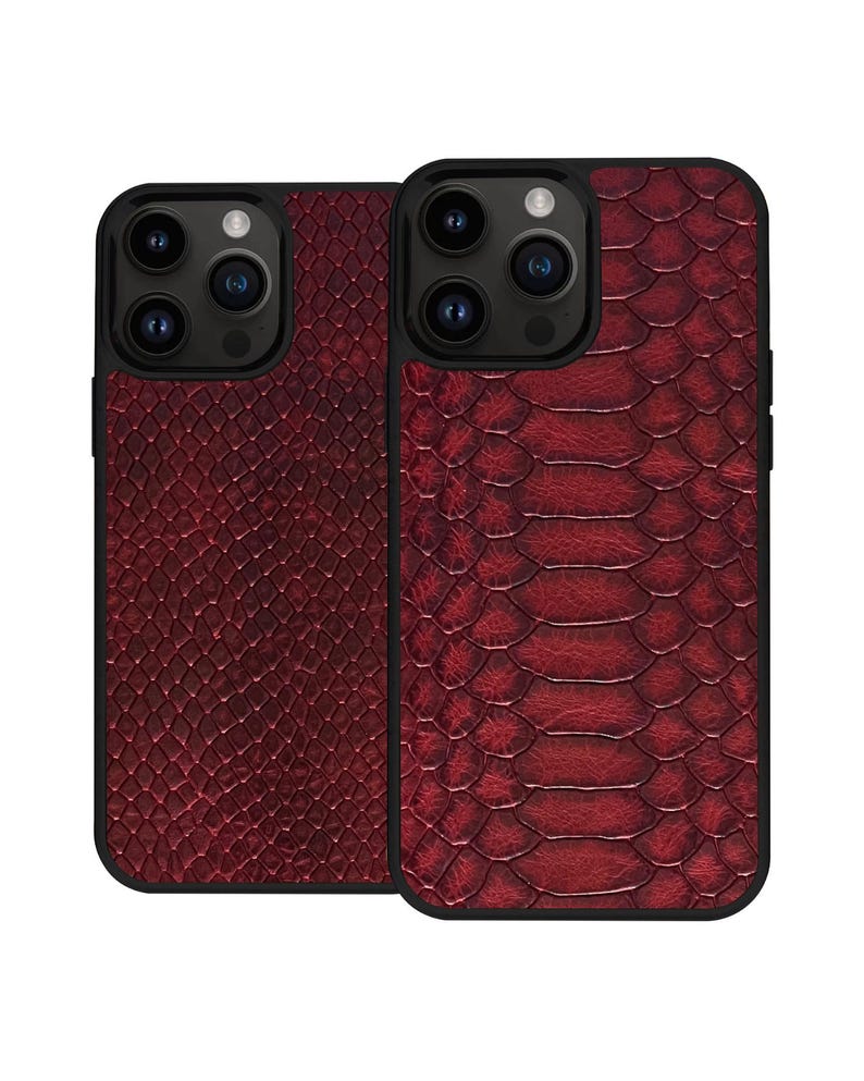 Pode incluir: Duas capas de smartphone com um padr&atilde;o de pele de cobra bord&ocirc;. As capas t&ecirc;m uma borda preta e s&atilde;o projetadas para caber em um telefone com v&aacute;rias lentes de c&acirc;mera. O design texturizado confere um visual &uacute;nico.