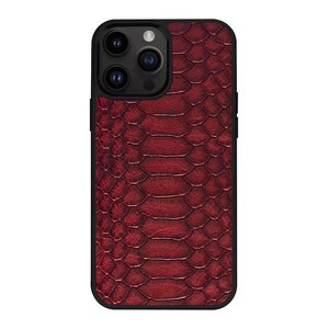 Op de afbeelding: Een smartphonehoesje met een dieprood, gestructureerd slangenleerpatroon op de achterkant. Het hoesje heeft een zwarte rand en een uitsparing voor een camerasysteem met drie lenzen in de linkerbovenhoek, met zicht op de zwarte cameralenzen.
