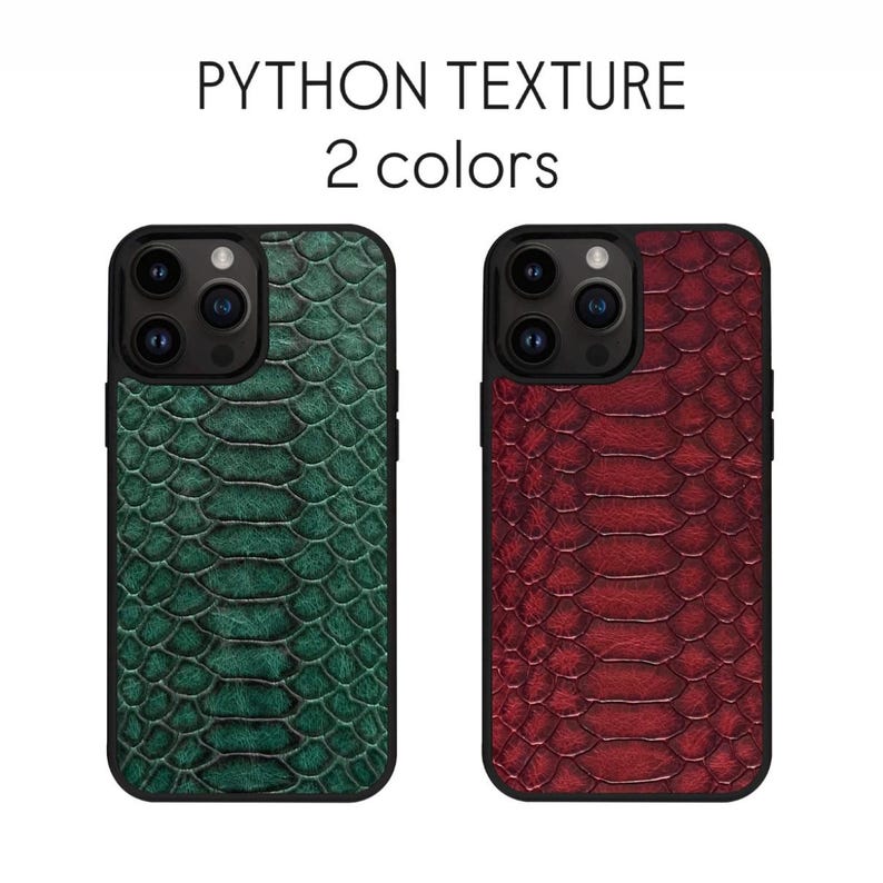 Op de afbeelding: Twee smartphonehoesjes met een pythontextuur, &eacute;&eacute;n in groen en &eacute;&eacute;n in rood. De tekst bovenaan luidt PYTHON TEXTURE 2 colors. Elk hoesje heeft een zwart frame en een uitsparing voor de drievoudige camera linksboven op het achterpaneel.