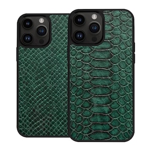 Pode incluir: Duas capas de smartphone com um padr&atilde;o de pele de cobra verde. As capas t&ecirc;m uma borda preta e um recorte para a c&acirc;mera. Elas s&atilde;o projetadas para proteger o telefone de arranh&otilde;es e danos.