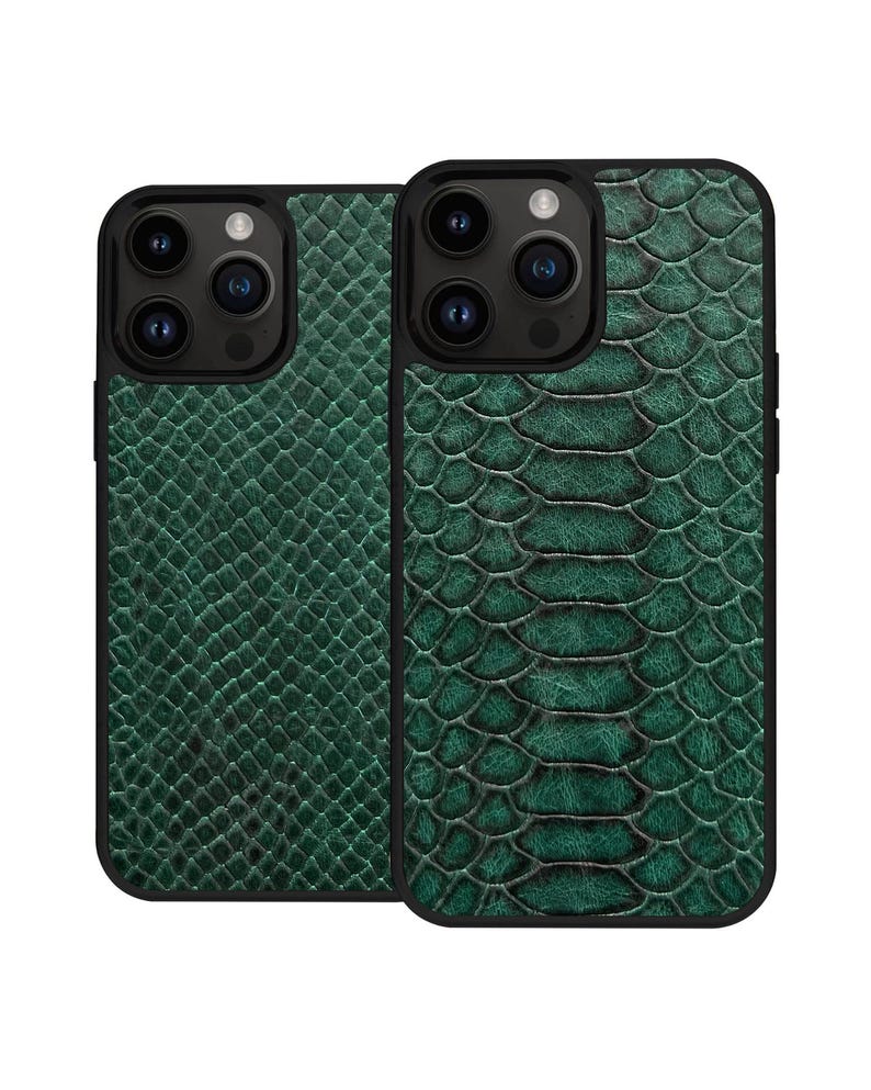Pode incluir: Duas capas de smartphone com um padr&atilde;o de pele de cobra verde. As capas t&ecirc;m uma borda preta e um recorte para a c&acirc;mera. Elas s&atilde;o projetadas para proteger o telefone de arranh&otilde;es e danos.