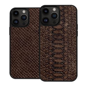 Pode incluir: Duas capas de telefone castanhas com um padr&atilde;o texturizado de pele de cobra. As capas t&ecirc;m uma borda preta e um recorte para a c&acirc;mara. O padr&atilde;o &eacute; de cor castanho escuro e as capas s&atilde;o provavelmente feitas de um material dur&aacute;vel.