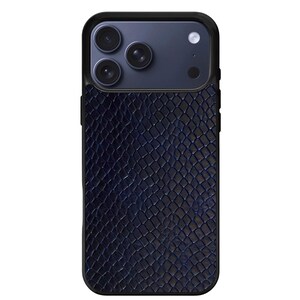 Pode incluir: Uma capa de telefone azul marinho com um padr&atilde;o texturizado de pele de cobra. A capa tem uma borda preta e um m&oacute;dulo de c&acirc;mera azul escuro com tr&ecirc;s lentes e um flash. A capa foi projetada para proteger o telefone.