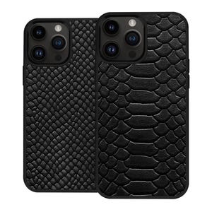 Pode incluir: Duas capas pretas para smartphone com padr&otilde;es texturizados semelhantes &agrave; pele de cobra. As capas t&ecirc;m um design elegante e moderno e apresentam recortes para a c&acirc;mara. As capas s&atilde;o projetadas para proteger o telefone, adicionando um visual elegante.