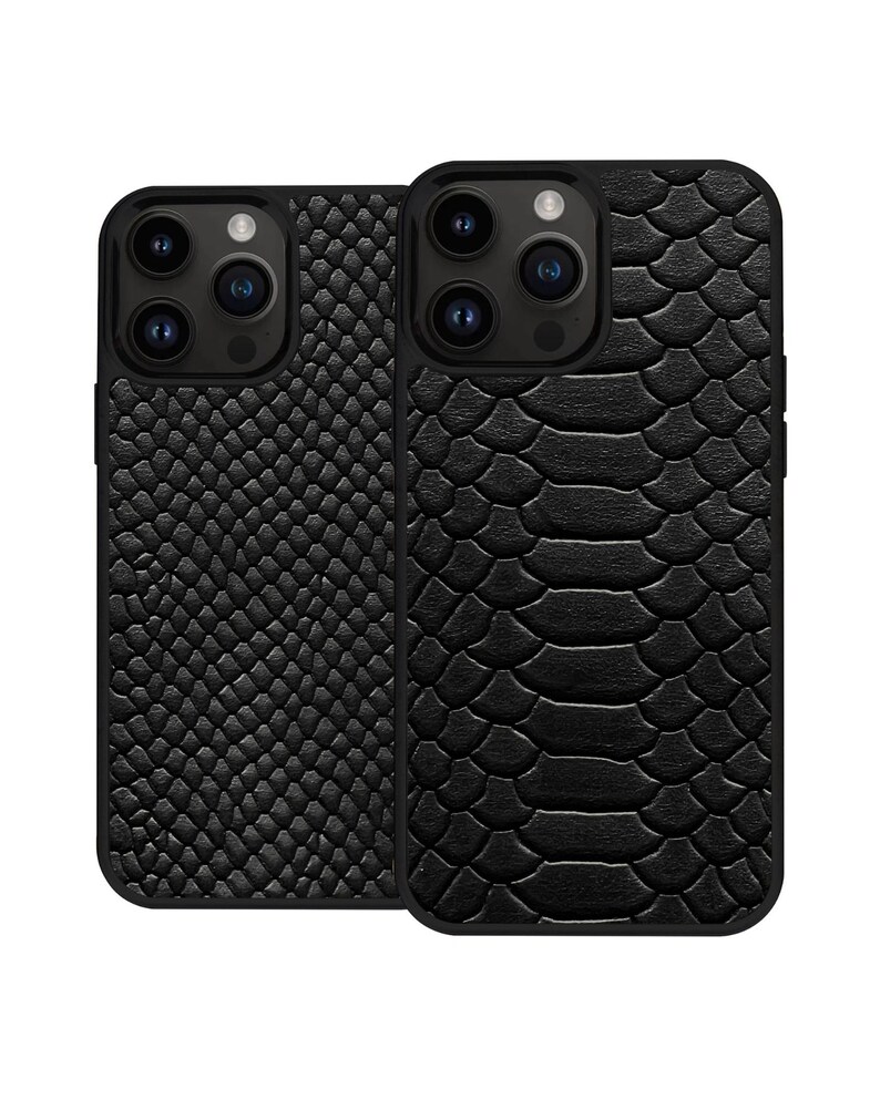 Pode incluir: Duas capas pretas para smartphone com padr&otilde;es texturizados semelhantes &agrave; pele de cobra. As capas t&ecirc;m um design elegante e moderno e apresentam recortes para a c&acirc;mara. As capas s&atilde;o projetadas para proteger o telefone, adicionando um visual elegante.