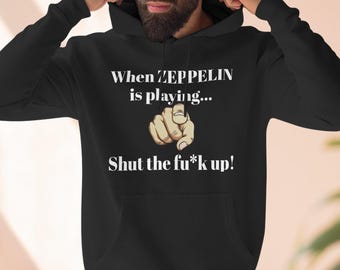 Może przedstawiać: Czarna bluza z kapturem z białym napisem When ZEPPELIN is playing... Shut the fu*k up! oraz grafiką wskazującego palca pośrodku. Bluza posiada przednią kieszeń typu kangurka oraz długie rękawy wykończone ściągaczami przy mankietach.