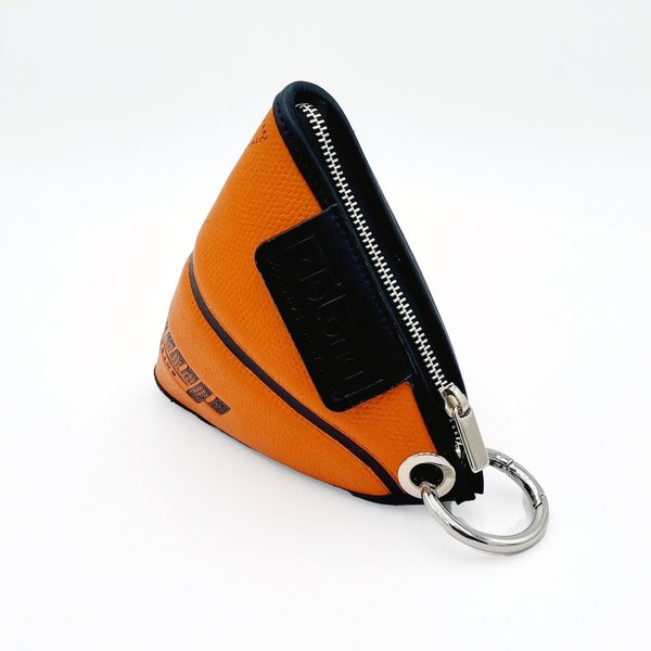 Orange Delight : Mini sac triangulaire BallToBag inspiré du basket-ball avec des touches de cuir noir - Accessoire de mode de sport unique