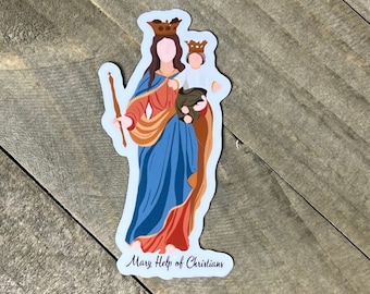 Puede incluir: Una pegatina con una ilustración estilizada de María sosteniendo a un niño, ambos con coronas. María está representada con un vestido azul con una capa roja y marrón, sosteniendo un bastón. El texto "Mary Help of Christians" está en la parte inferior.