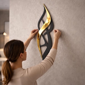 Modern väggkonst i metall, svartguldspegel i plexiglas, modern accent
