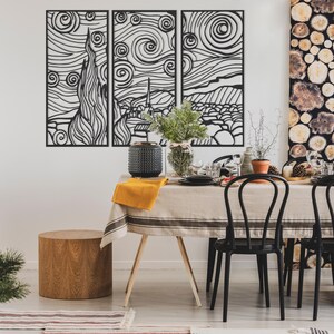 以下が含まれることがあります： 黒と白の星空の壁画、ベージュのテーブルクロス、黒い椅子、木製の踏み台のあるダイニングテーブルセット