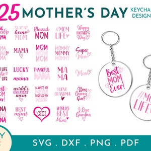 Pode incluir: 25 designs de chaveiros para o Dia das Mães com diferentes frases e designs. Os chaveiros são redondos e brancos com letras cor-de-rosa. Algumas das frases incluem "Best Mom Ever!" e "#Mom Life".