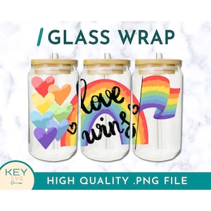 Puede incluir: Tres vasos de vidrio con tapas y pajitas, cada uno con un diseño diferente. El primer vaso tiene un arcoíris con el texto "love wins" en él. El segundo vaso tiene un arcoíris con un diseño de bandera. El tercer vaso tiene una pila de corazones arcoíris.