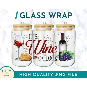 Op de afbeelding: Drie glazen potten met deksels en rietjes, elk met een ander wijnontwerp. De eerste pot heeft een glas rode wijn, een snee brood en de tekst "It's Wine O'Clock". De tweede pot heeft een fles rode wijn en druiven. De derde pot heeft een glas rode wijn en een snee brood.