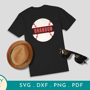 Op de afbeelding: Zwart T-shirt met een rode en witte baseball-afbeelding en de naam "Brandon" in rode tekst.